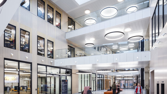 [Translate to Französisch:] Education Setting Using Armstrong METAL B-H 300 Solution from Knauf Ceiling Solutions