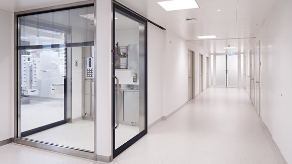 Healthcare and Hygiene:  healthcare ceilings solutions for clean rooms (© Stefan Basil Müller)