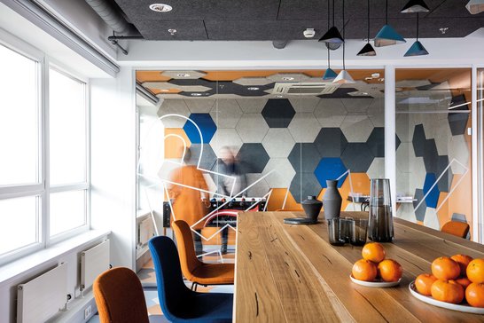 [Translate to PL:] Office Meeting Room Setting Using Heradesign Solutions from Knauf Ceiling Solutions