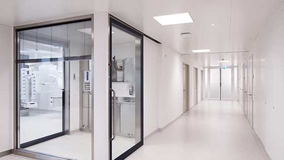 [Translate to PL:] Healthcare Premises Corridor Using an Armstrong METAL Clip-In Solution From Knauf Ceiling Solutions