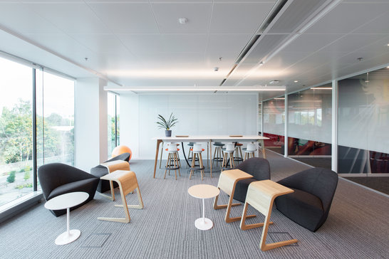 [Translate to HU:] Office Relaxation Space with Armstrong METAL Q-Clip ceilings from Knauf Ceiling Solutions installed